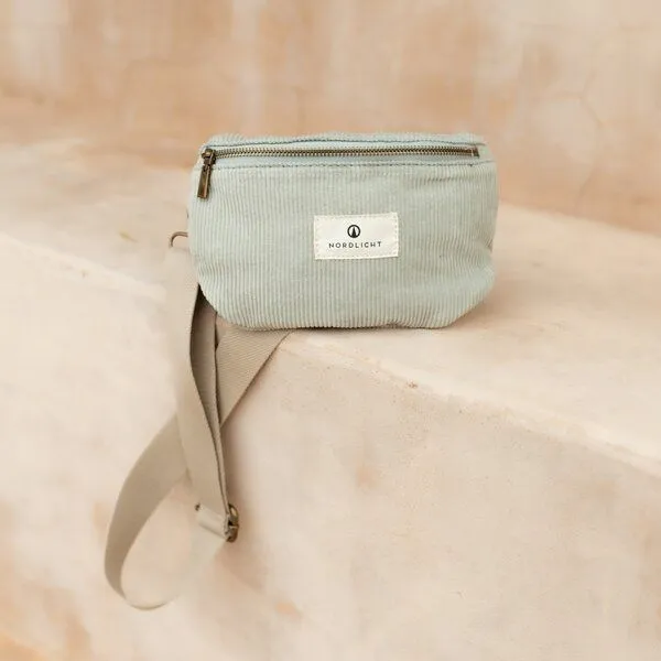 NORDLICHT NORDLICHT Bauchtasche TOMMA Cord aus Bio-Baumwolle, Salbei (grün), – Produktbild 2 von 4