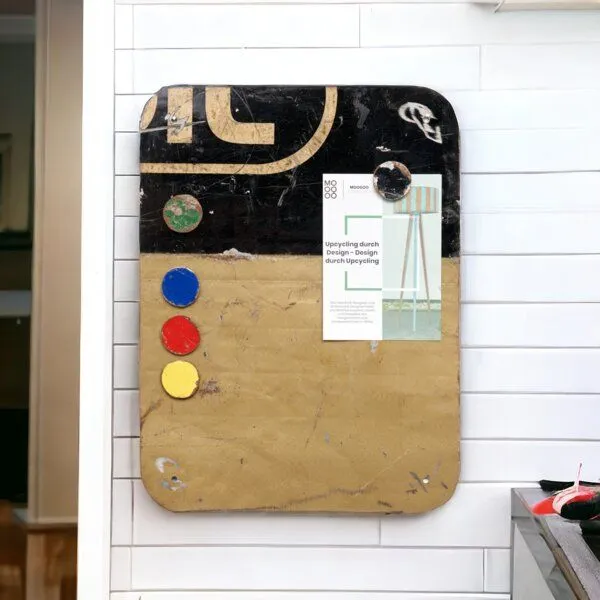 Moogoo Creative Africa Moogoo Creative Africa Magnettafel aus recycelten Ölfässern mit 5 bunten Magneten - Industrial Upcycling, Rot, – Produktbild 3 von 4