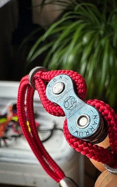 ARTHURKOPF ARTHURKOPF Armband aus Fahrradkettenglied und Paracord, Rot, – Produktbild 1 von 5