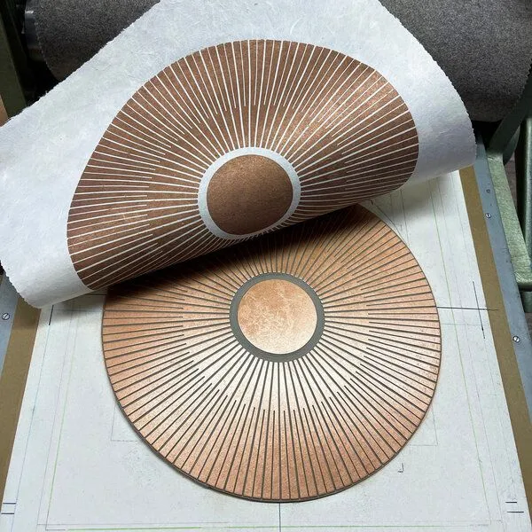 Veskor Cassiopeia Veskor Cassiopeia CENTRAL SUN Sonnen Linoldruck | 40 × 40 cm | Kupfer auf Naturweiß – Produktbild 2 von 4