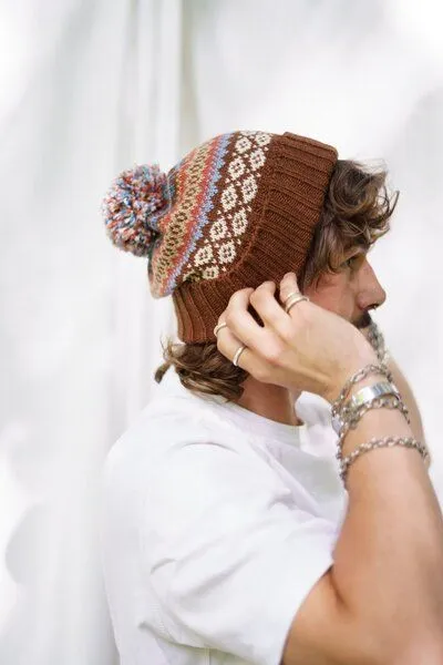 Haus of Namaste Haus of Namaste Handgemachte Lammwollmütze mit Bommel | Nordische Fair-Isle-Strickmütze | Braun- und Erdtöne | Ethisch, nachhaltig und fair – Produktbild 3 von 4