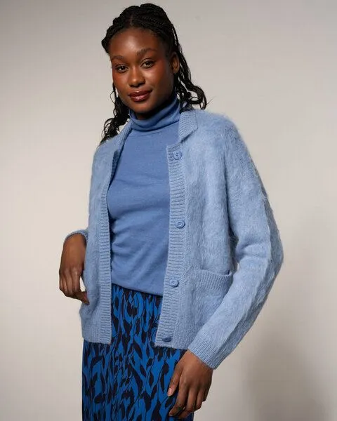 Alma & Lovis Alma & Lovis Kuschelige Wohlfühljacke aus gebrushtem Alpakastrick | Brushed Jacket, Bleu (blau), – Produktbild 4 von 4