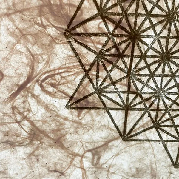 Veskor Cassiopeia Veskor Cassiopeia STERN TETRAEDER 512 Heilige Geometrie Linoldruck | 40 x 50 cm | Gold auf Naturweiß – Produktbild 4 von 4