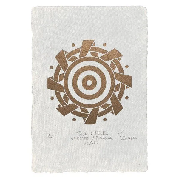 Veskor Cassiopeia Veskor Cassiopeia AMMERSEE Kornkreis Linoldruck | 21 x 29,7 cm (A4) | Gold auf Naturweiß – Produktbild 1 von 4