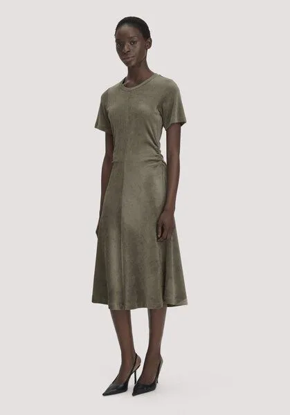 hessnatur hessnatur Samt-Jerseykleid kniebedeckend Slim aus TENCEL Modal mit Bio-Baumwolle, Silbergrün, – Produktbild 1 von 4