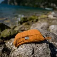 Liebe Deinen Planeten Liebe Deinen Planeten Bio Reisehandtuch mit integrierter Aufbewahrung 160x95cm, XL Strandtuch mit Wendetasche aus BioBaumwolle, saugstark und schnell trocknend in vielen Farben – Produktbild 1 von 1