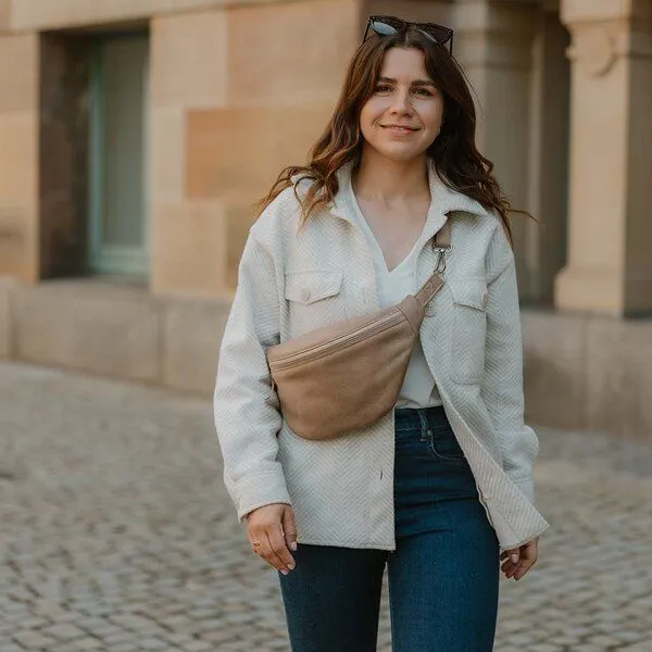 BOWLEANIES TASCHEN BOWLEANIES TASCHEN Große XXL Gürteltasche aus Lederfaserstoff, Hellbraun mit silber, – Produktbild 4 von 4