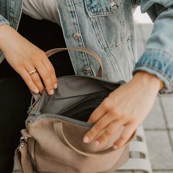 BOWLEANIES TASCHEN BOWLEANIES TASCHEN Mittelgroße Umhängetasche aus Lederfaserstoff, Grau & dunkelgrau, – Produktbild 3 von 4