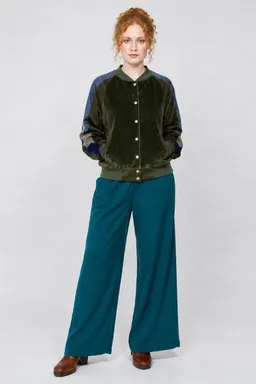 ein garten Studios ein garten Studios College Jacke aus Baumwollsamt & TENCEL – soft, sportlich, bewusst – Produktbild 1 von 1