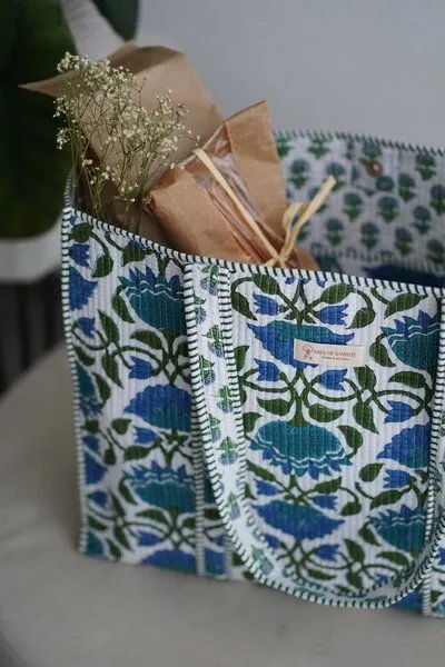 Haus of Namaste Haus of Namaste Tragetasche aus 100 % Bio-Baumwolle mit Indigoblau-Blockdruck | Gesteppte Tragetasche aus Baumwolle | Handtasche mit blauem und grünem Blumenmuster | Nachhaltig, ethisch und fair – Produktbild 3 von 4