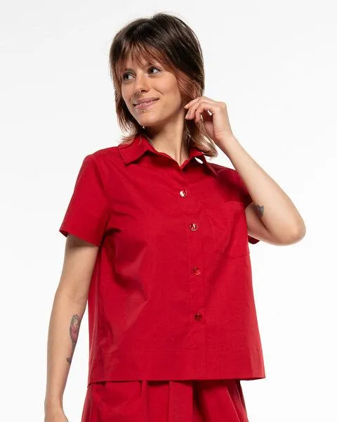 Alma & Lovis Alma & Lovis Sportiv-elegante Hemdbluse aus Organic Cotton | Popeline Short Blouse, Tango (rot), – Produktbild 3 von 3