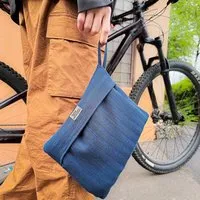 Liebe Deinen Planeten Liebe Deinen Planeten Bio Reisehandtuch mit integrierter Aufbewahrung 160x95cm, XL Strandtuch mit Wendetasche aus BioBaumwolle, saugstark und schnell trocknend in vielen Farben, Navy, – Produktbild 1 von 1