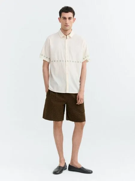 thinking mu thinking mu Herren Shirt - Embroidery Tom - aus Bio-Baumwolle, Pannacota (offwhite), – Produktbild 2 von 3