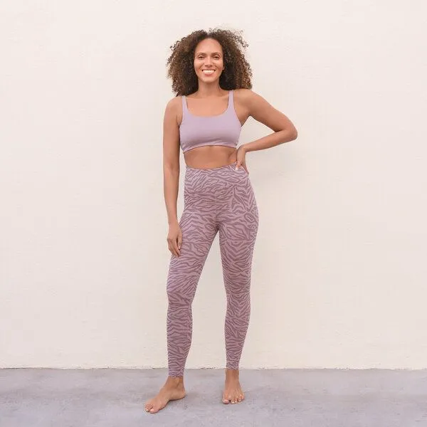 Jaya Jaya MALI - Damen - Perfekt sitzende High-Rise Leggings mit Allover-Zebra Print aus elastischer Biobaumwolle mit doppelter Taillenparti, Taupe, – Produktbild 1 von 4