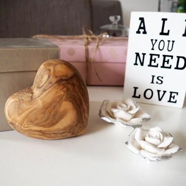 NATUREHOME NATUREHOME Olivenholz Herz Handschmeichler - Holzherz 10 cm aus Massivholz, Handgefertigt, Unikat, Deko & Geschenk zu Muttertag, Valentinstag & Weihnachten – Produktbild 2 von 7