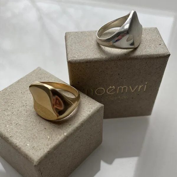 noemvri fashion label noemvri fashion label asymmetrischer Siegelring, Silber, – Produktbild 4 von 4
