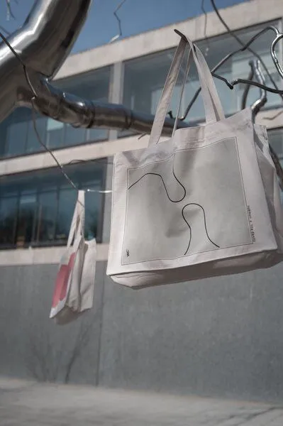 noemvri fashion label noemvri fashion label noëmvri x lina danitz Tote Bag, Schwarz-beige, – Produktbild 1 von 4