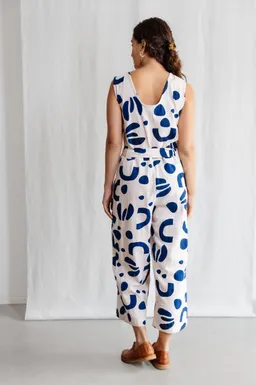Jyoti - Fair Works Jyoti - Fair Works Damen vegan Jumpsuit Daksha Print Atlantic Weiß & Blau – Produktbild 1 von 1