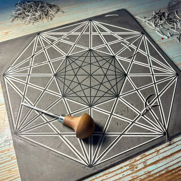 Veskor Cassiopeia Veskor Cassiopeia DEMIPENTERAKT Heilige Geometrie Linoldruck | 40 × 40 cm | Gold auf Schwarz – Produktbild 3 von 4