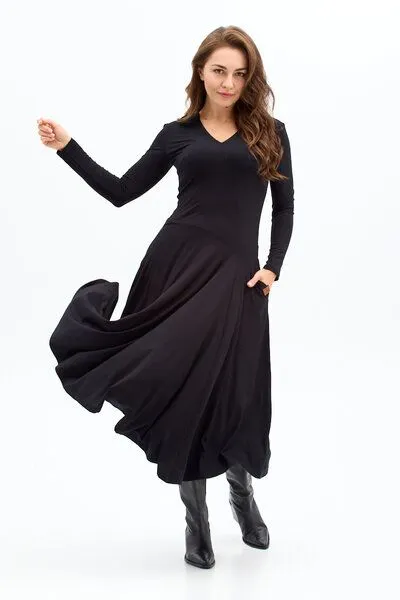 KOKOworld Kleid Lia – Maxikleid mit ausgestelltem Rock – Lange Ärmel – V-Ausschnitt – Versteckte Taschen – 100% in der EU fair produziert – KOKOworld, Black (schwarz), – Produktbild 1 von 4