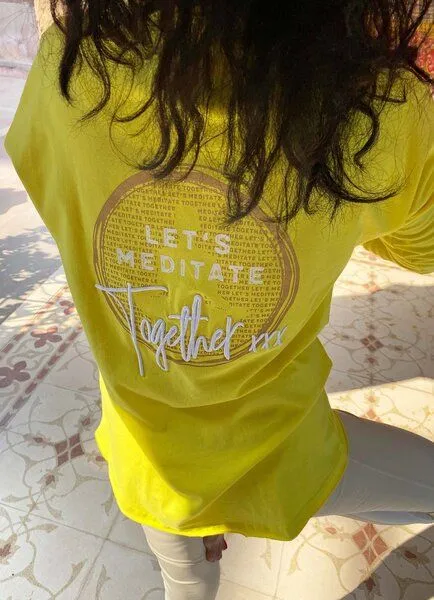 SPARKLES OF LIGHT SPARKLES OF LIGHT Yoga Shirt | LET'S MEDITATE TOGETHER, Gelb, – Produktbild 2 von 3