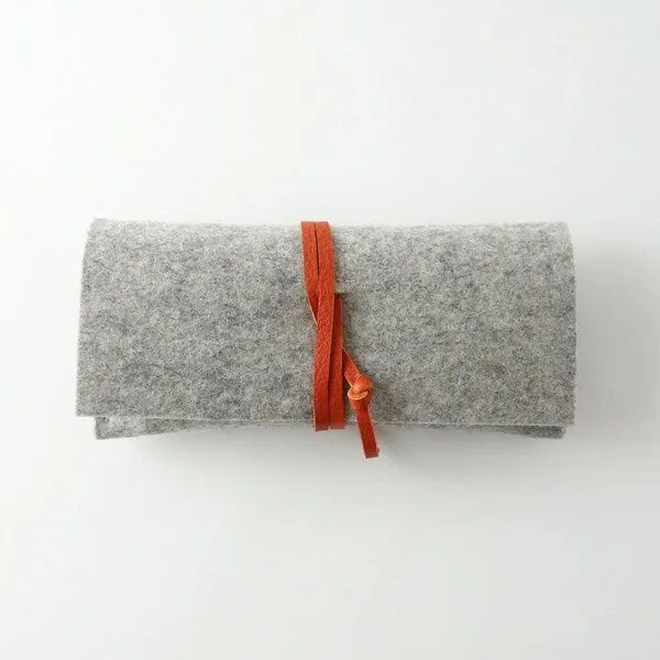 matilda k. manufaktur matilda k. manufaktur Brillenetui aus Wollfilz hellgrau mit Lederband 'auguste', Hellgrau, – Produktbild 7 von 8