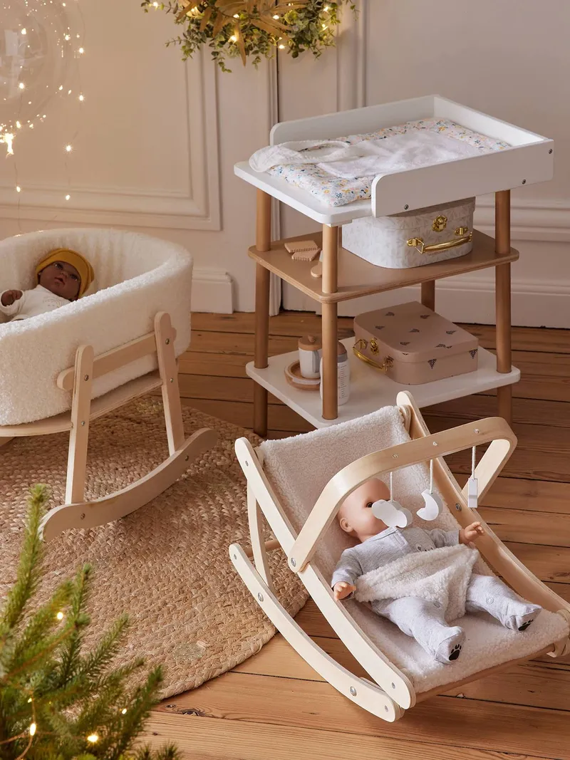 Vertbaudet Puppen-Wippe MINI COCOON aus Holz FSC®, Braun/wollweiß teddyfleece, – Produktbild 3 von 4