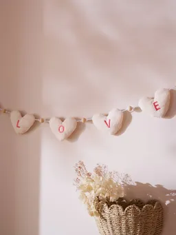 Vertbaudet Stoff-Girlande in Herz-Form LOVE mit Holzperlen – Produktbild 1 von 1