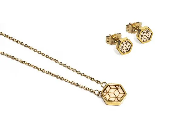 BeWooden BeWooden Hexagon Set - Ohringe + Kette mit Anhänger, Virie, – Produktbild 1 von 1
