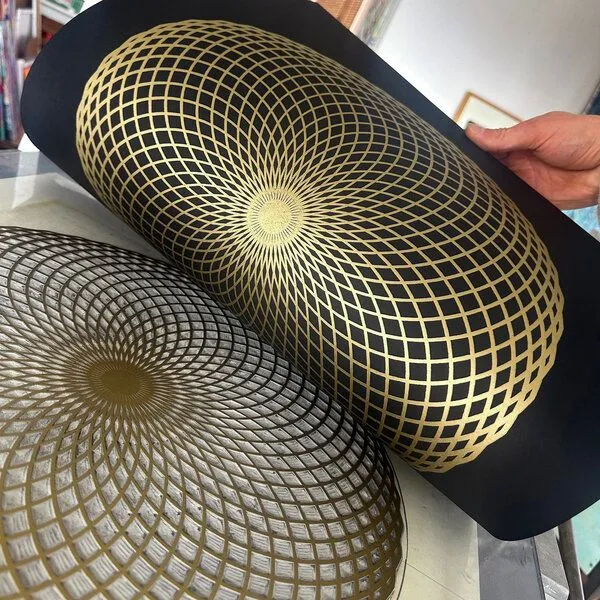 Veskor Cassiopeia Veskor Cassiopeia LOTUS DES LEBENS Heilige Geometrie Linoldruck | 50 × 50 cm | Gold auf Schwarz – Produktbild 3 von 4