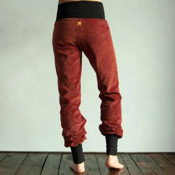 Cmig Cmig Bio Wohlfühl- und Yogahose aus Nicki, Rost / schwarz (rot), – Produktbild 2 von 3
