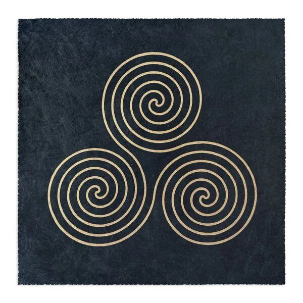 Veskor Cassiopeia Veskor Cassiopeia TRISKELE Heilige Geometrie Linoldruck | 35 x 35 cm | Gold auf Schwarz – Produktbild 1 von 4