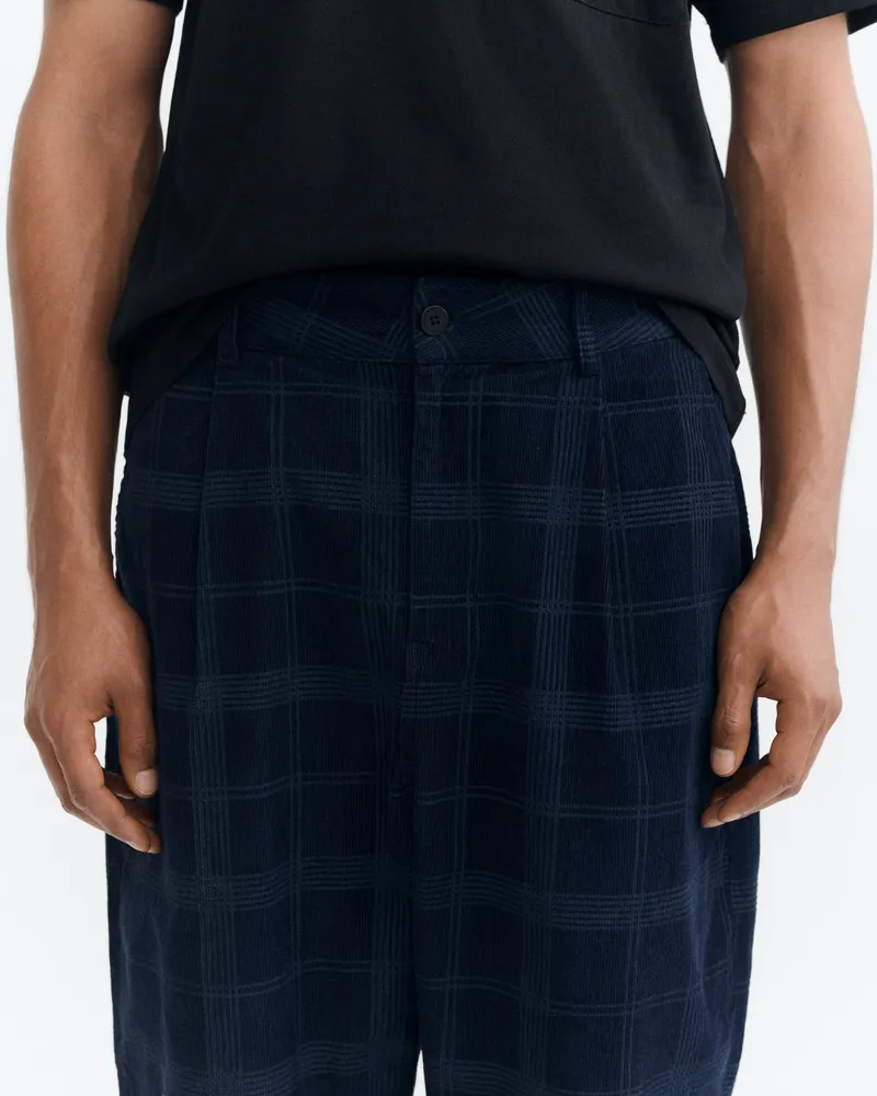 thinking mu Thinking MU Herren vegan Hose Friend Carrot Fit Check Aus Micro Cord Blau, Blau, – Produktbild 1 von 2