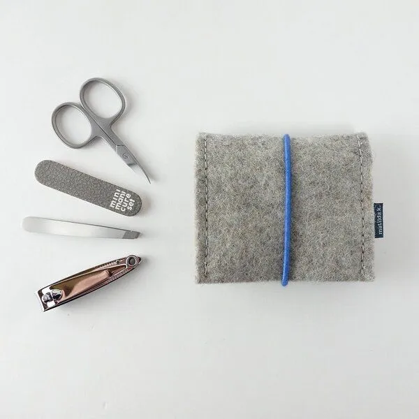 matilda k. manufaktur matilda k. manufaktur mini-maniküre-set 'jacob' (mit Nagelknipser) aus Wollfilz mit Rundgummi-Verschluß in vielen Farben, Hellgrau, – Produktbild 5 von 8