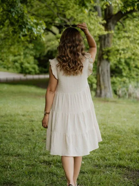 Hutch&Putch Hutch&Putch Musselin Sommerkleid - mit gerüschten Ärmeln - 100% Bio-Baumwolle - Volantkleid - kurzes Kleid - weich und atmungsaktiv, Beige, – Produktbild 3 von 4