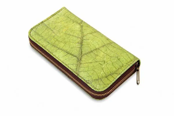 BY COPALA BY COPALA Portemonnaie aus recycelten Blättern / Nachhaltige vegane Brieftasche in grün – Produktbild 6 von 8