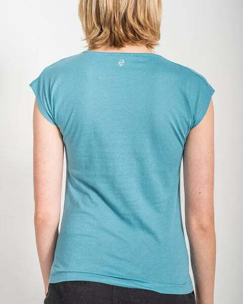 Alma & Lovis Alma & Lovis Shirt mit Wasserfall-Ausschnitt, aus Bio-Baumwolle | Short Cascade, Türkis, – Produktbild 4 von 4