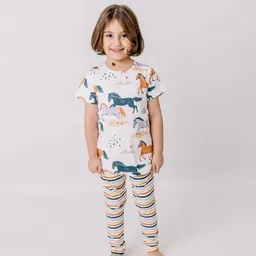 Walkiddy Happy Horses T-Shirt Kinder Bio-Baumwolle – Kurzarmshirt von Walkiddy mit fröhlichem Pferde-Print – nachhaltige, hautfreundliche & langlebige Qualität von Walkiddy – Produktbild 1 von 1