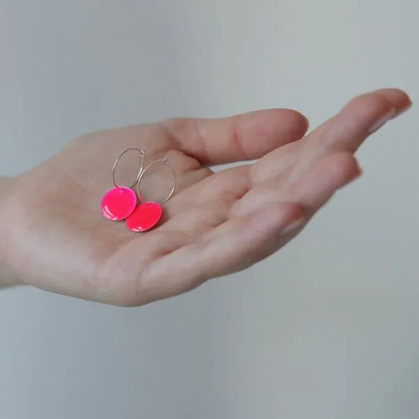 BELLYBIRD Jewellery BELLYBIRD Jewellery Ohrringe - emailliertes Plättchen, Anhänger aus Silber mit Emaille, Neon pink, – Produktbild 5 von 7