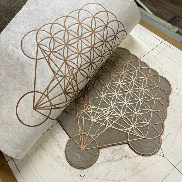 Veskor Cassiopeia Veskor Cassiopeia METAFLOWER Heilige Geometrie Linoldruck | 35 × 35 cm | Kupfer auf Naturweiß – Produktbild 4 von 4