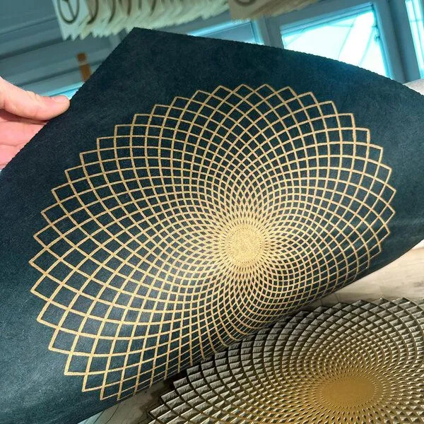 Veskor Cassiopeia Veskor Cassiopeia LOTUS DER LIEBE Heilige Geometrie Linoldruck | 40 x 40 cm | Lichtgold auf Smaragdgrün – Produktbild 3 von 4