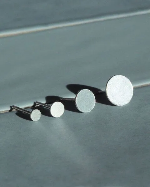 pikfine pikfine Silber Ohrstecker “Dot” // 4 Größen – Produktbild 2 von 3