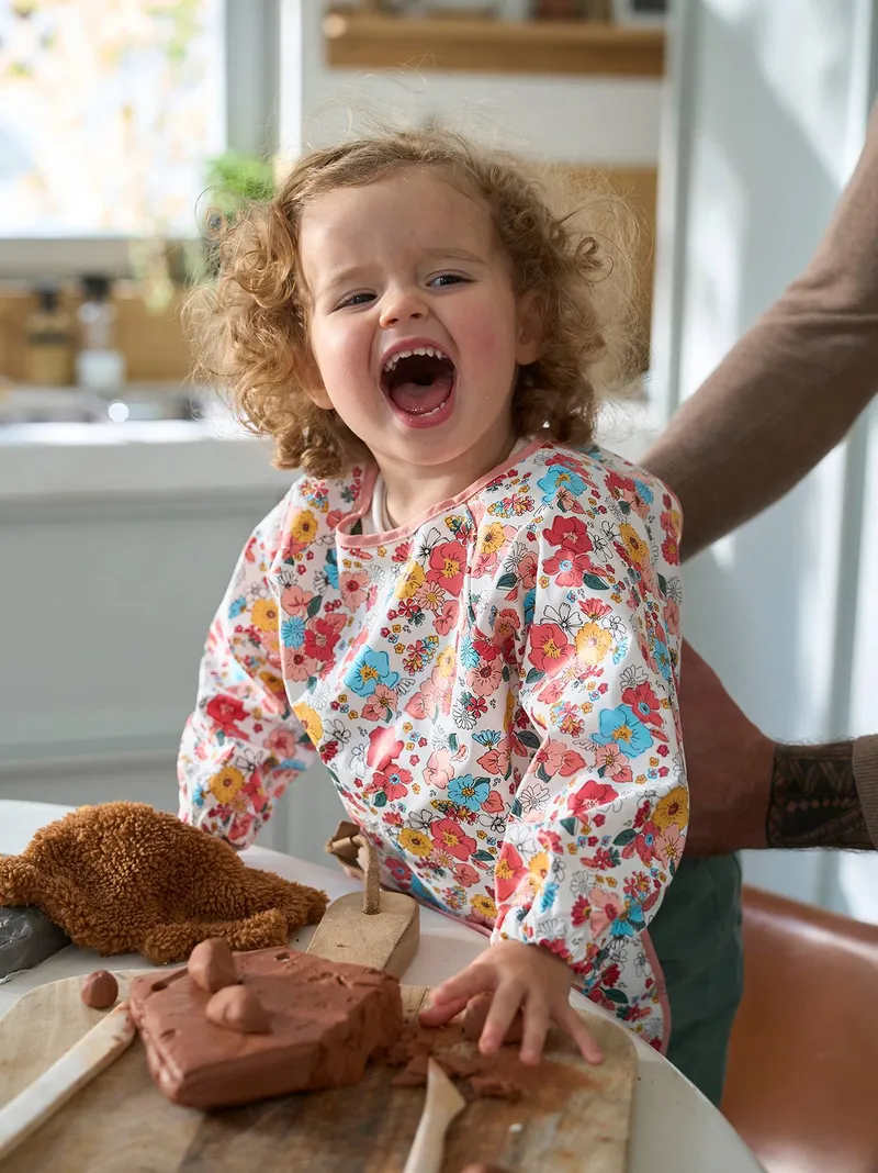 Vertbaudet Bedrucktes Baby Ärmellätzchen mit Auffangtasche, Pudrig rosa, – Produktbild 1 von 3