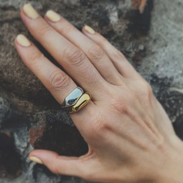 noemvri fashion label noemvri fashion label organischer Ring small, Matt gold, – Produktbild 4 von 4