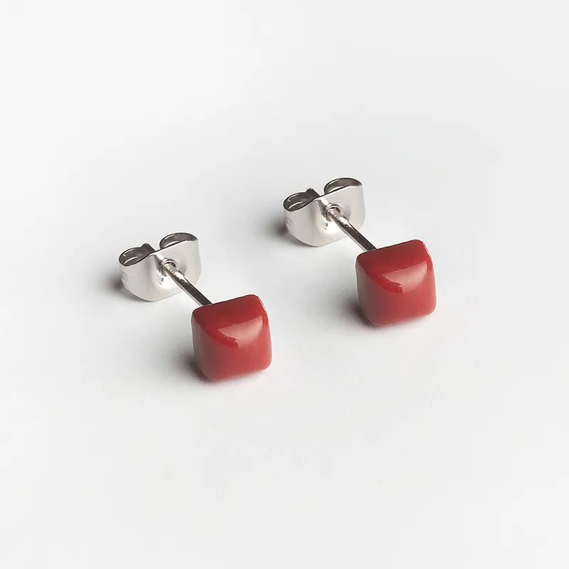 ALEXASCHA ALEXASCHA Geometrische Ohrstecker klein, Kirschrot, – Produktbild 1 von 1