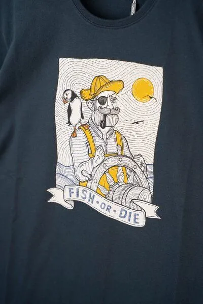 LAKOR LAKOR T-Shirt aus Bio-Baumwolle - Seaparrot And Shipster - Blueberry – Produktbild 1 von 3