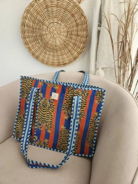 Haus of Namaste Haus of Namaste Wendbare Tasche aus Baumwollsamt | Gesteppter Designer-Look | Tibetisches Tigermotiv in Blau und Rot | Vegane Farben, fair und ethisch produziert – Produktbild 3 von 4
