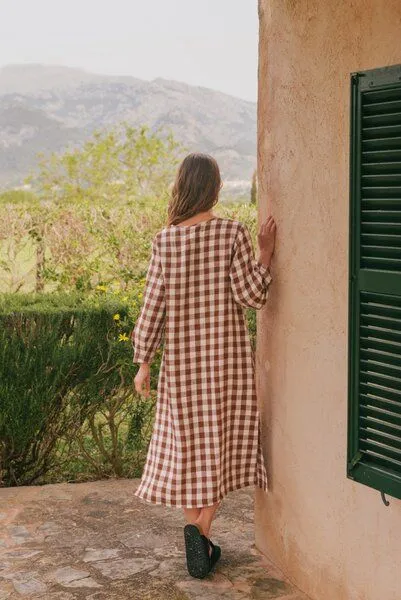 AmourLinen AmourLinen Langes Leinenkleid Amalia, Mokka-gingham, – Produktbild 4 von 4