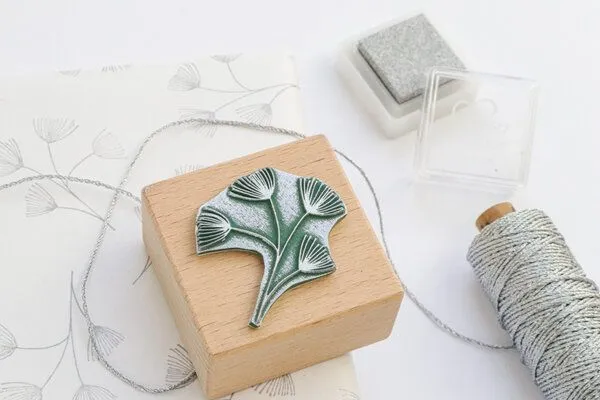STUDIO KARAMELO STUDIO KARAMELO WEIHNACHTSSTEMPEL KLEINER LÄRCHENZWEIG – Produktbild 3 von 4