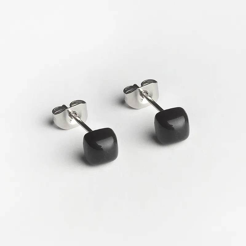 ALEXASCHA ALEXASCHA Geometrische Ohrstecker klein, Onyxschwarz, – Produktbild 1 von 1